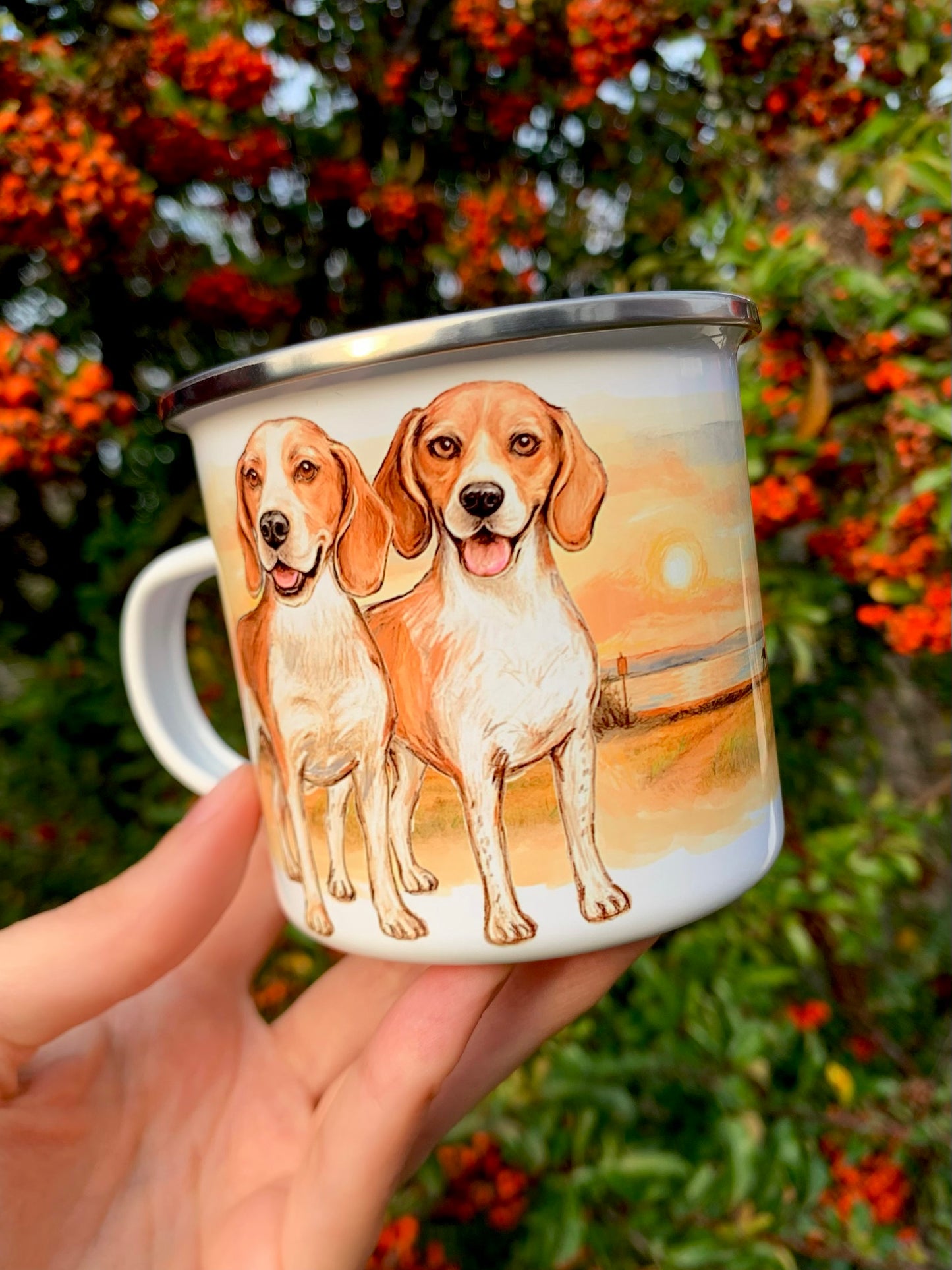 Részletfotó a beagle kutyás fém bögréről. A beagle fej portréja jól látható, finoman kidolgozott szőrrel és barátságos tekintettel. Prémium kézműves bögre beagle gazdiknak.