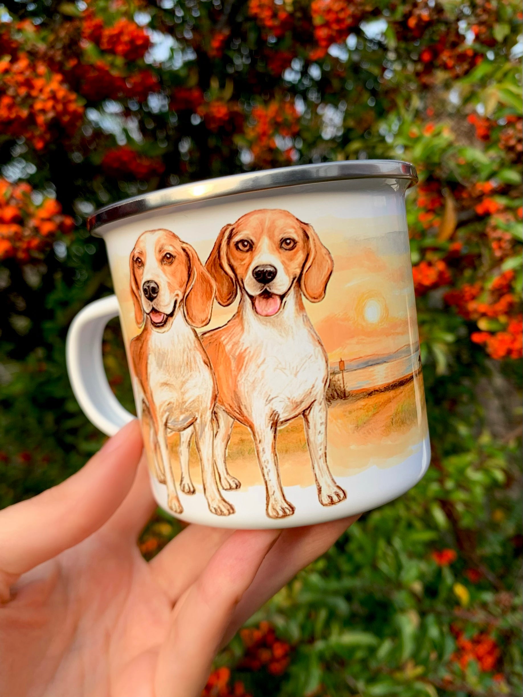 Részletfotó a beagle kutyás fém bögréről. A beagle fej portréja jól látható, finoman kidolgozott szőrrel és barátságos tekintettel. Prémium kézműves bögre beagle gazdiknak.