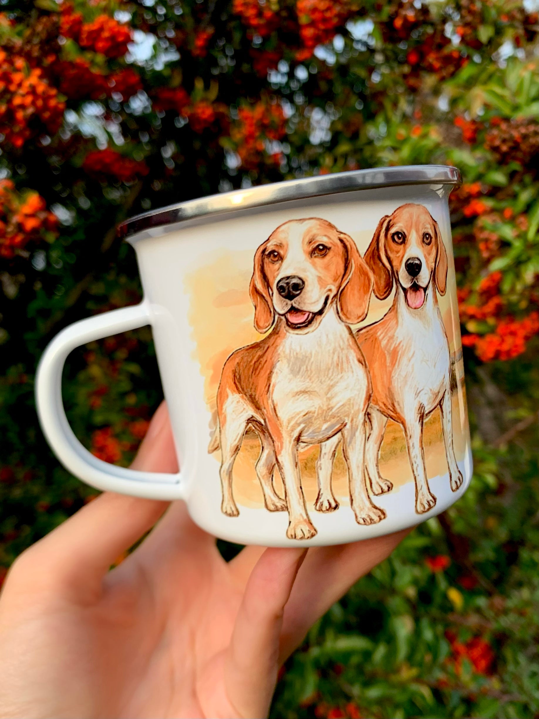 Balatoni naplementés beagle kutyás fém bögre, kézzel festett illusztrációkkal. Két beagle egymás mellett állva, nyugodt, harmonikus kompozícióban, körülölelve a tóparti esti fényekkel. Egyedi, prémium beagle ajándék gazdiknak, akik szeretik a természetes, érzelmes kutyás mintákat.