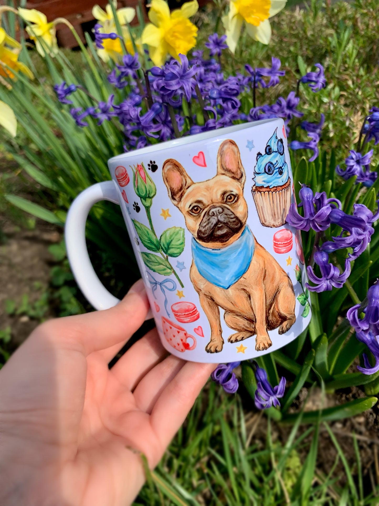 Francia bulldog bögre - Kézzel festett Francia bulldog mintával és virágokkal