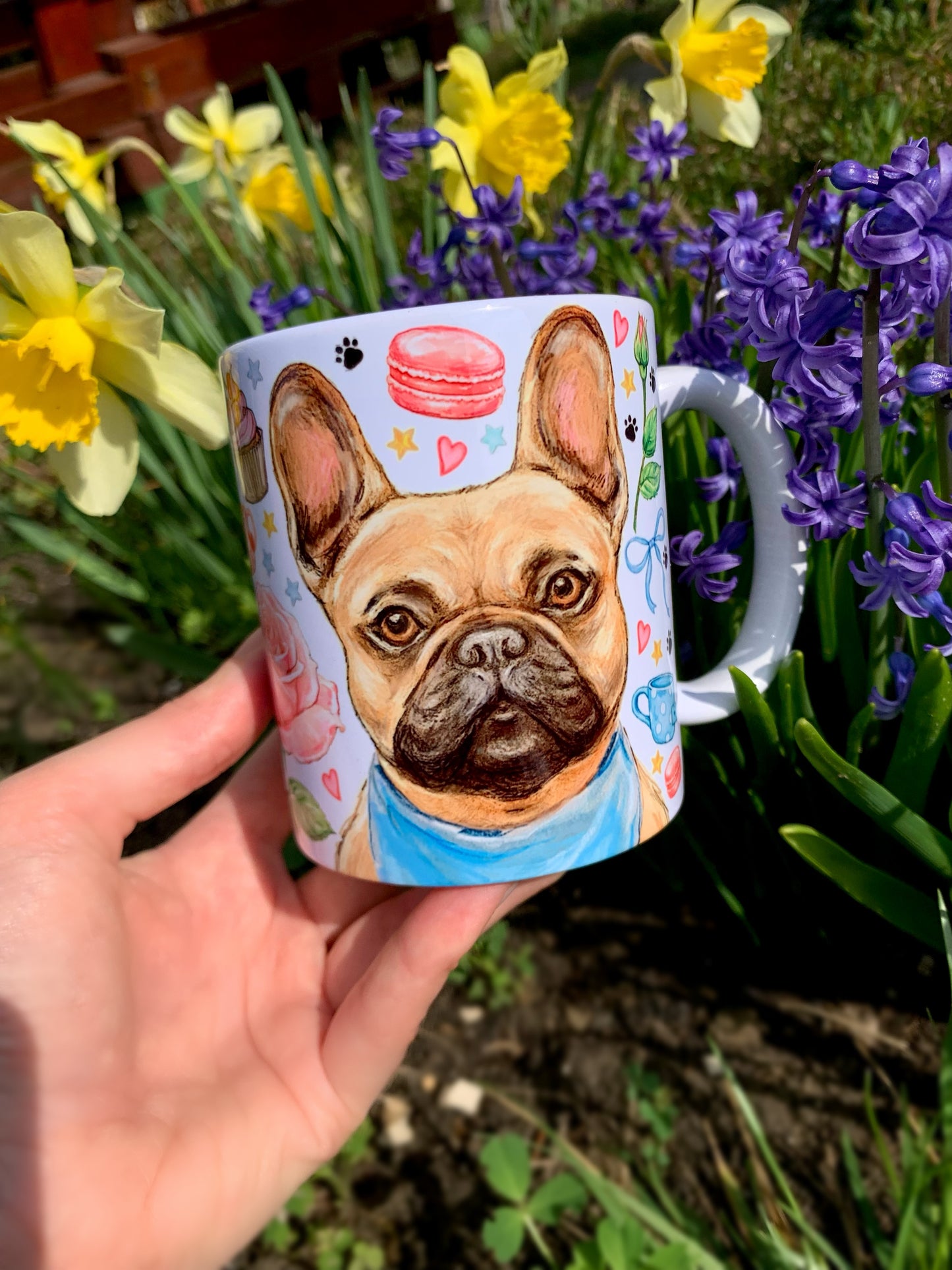 Francia bulldog bögre - Kézzel festett Francia bulldog mintával és virágokkal