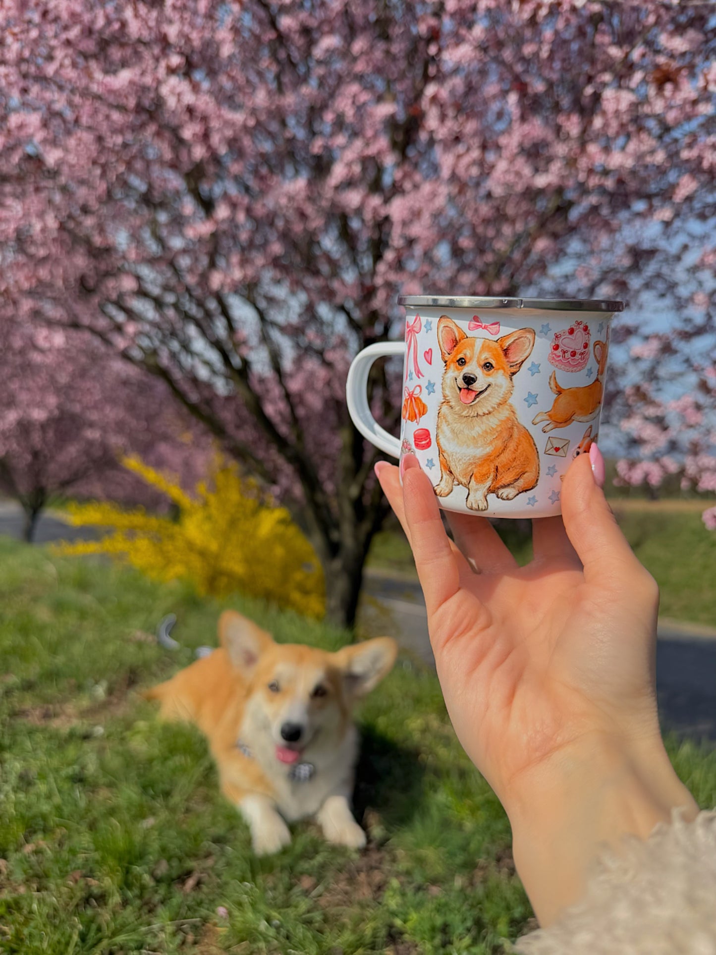 Corgi kutyás bögre - Kézzel festett ugró Corgi mintákkal