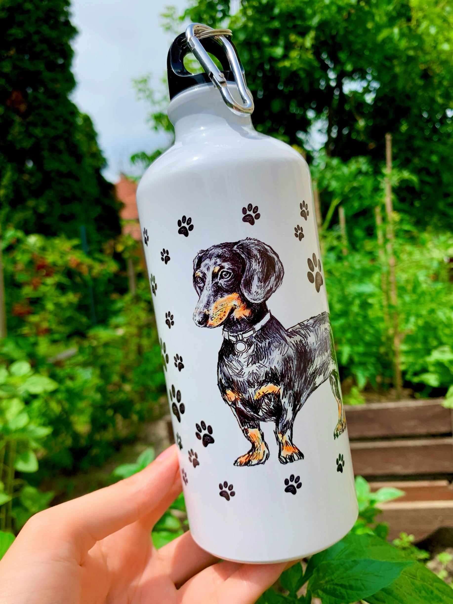 A kulacs akvarelles tacskó grafikája meleg, szerethető hangulatot ad a terméknek. Praktikus 600 ml-es méretű, így egész nap veled lehet akár sétán, túrán vagy a munkahelyen. Kiváló ajándék gazdiknak, akik szeretik a minőségi, egyedi kutyás kiegészítőket.