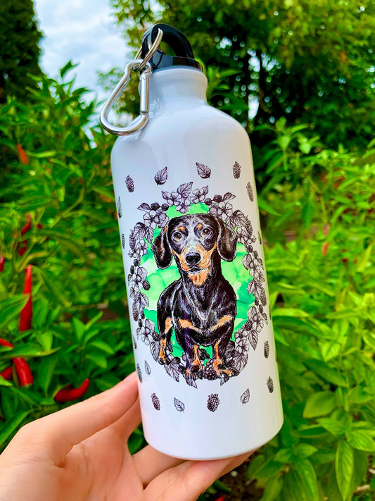 Ez a nagy méretű, 600 ml-es tacskós kulacs akvarelles, meleg tónusú tacskó grafikával készült, amely igazán szerethető hangulatot kölcsönöz neki. A kulacs tartós fémből készült, így ideális mindennapi rohanáshoz vagy outdoor használatra. Tacskó gazdiknak készült, akik igazi különlegességet szeretnének magukkal vinni.