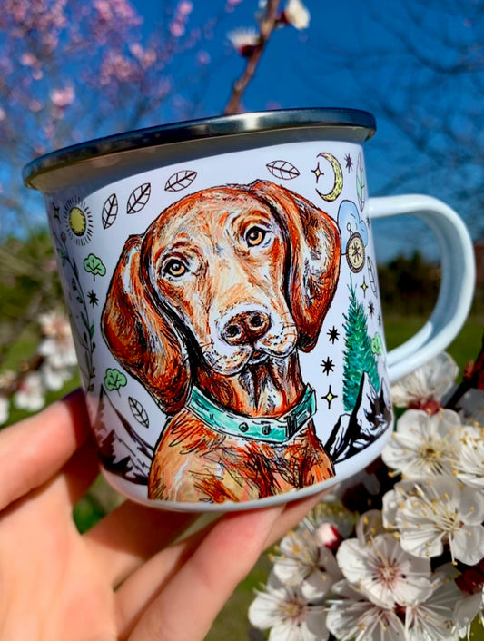 Fém bögre kézzel festett magyar vizsla kutya és kirándulós táj mintával, hegyekkel és fenyvesekkel, meleg akvarelles színvilágban.