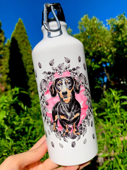 Prémium Tacskós Kulacs - Kézzel festett Tacskó mintával és rózsaszín festett gyümölcsös háttérrel