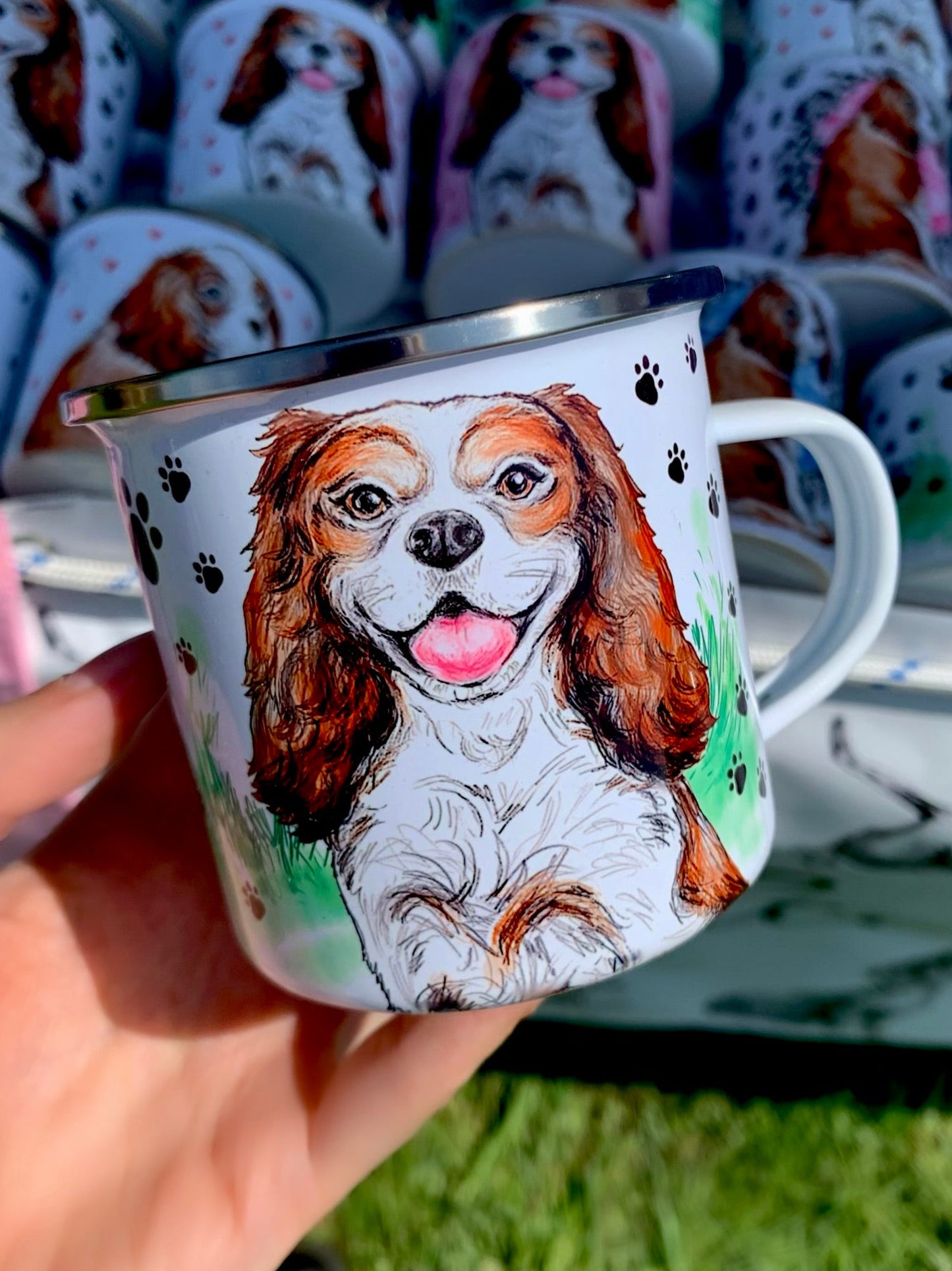 Mosolygó Cavalier spániel mintás fém bögre fekete apró mancs mintával és zöld füves háttérrel