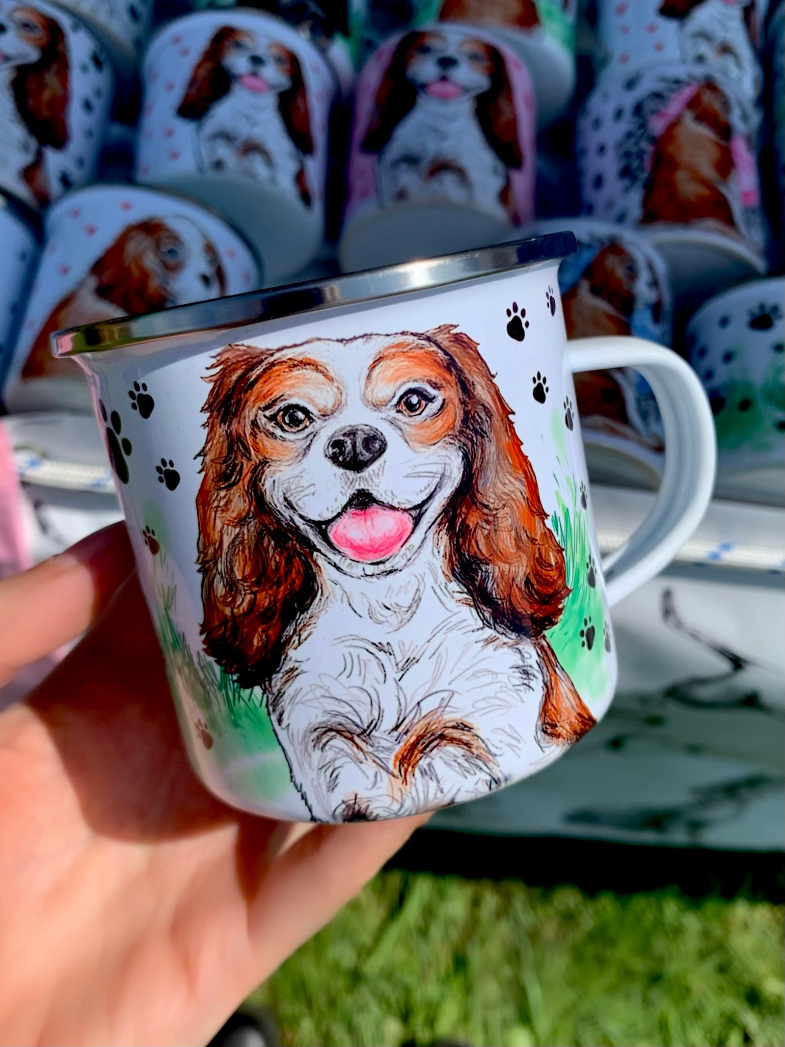 Egyedi Cavalier spániel minta fém bögrén, kézzel festett zöld fűvel és apró mancs motívumokkal