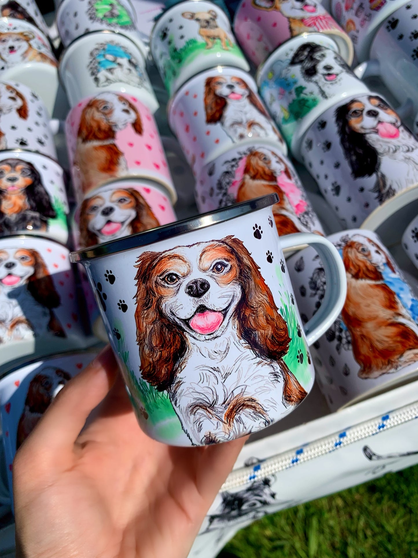 Prémium minőségű fém bögre Cavalier King Charles spániel rajzzal és természetes füves háttérrel