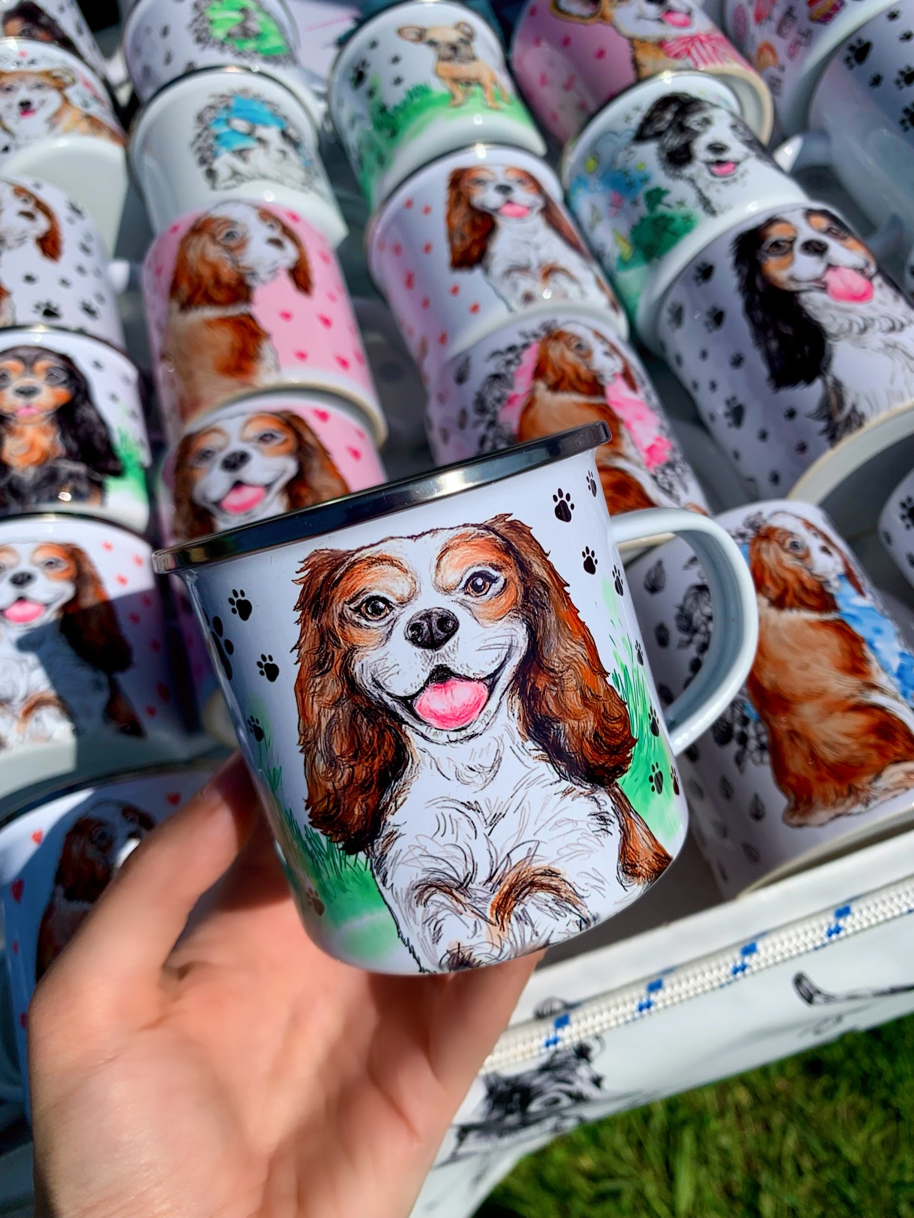 Prémium minőségű fém bögre Cavalier King Charles spániel rajzzal és természetes füves háttérrel