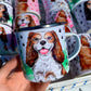 Kézzel festett Cavalier King Charles spániel fém bögre zöld füves háttérrel, mancs mintákkal