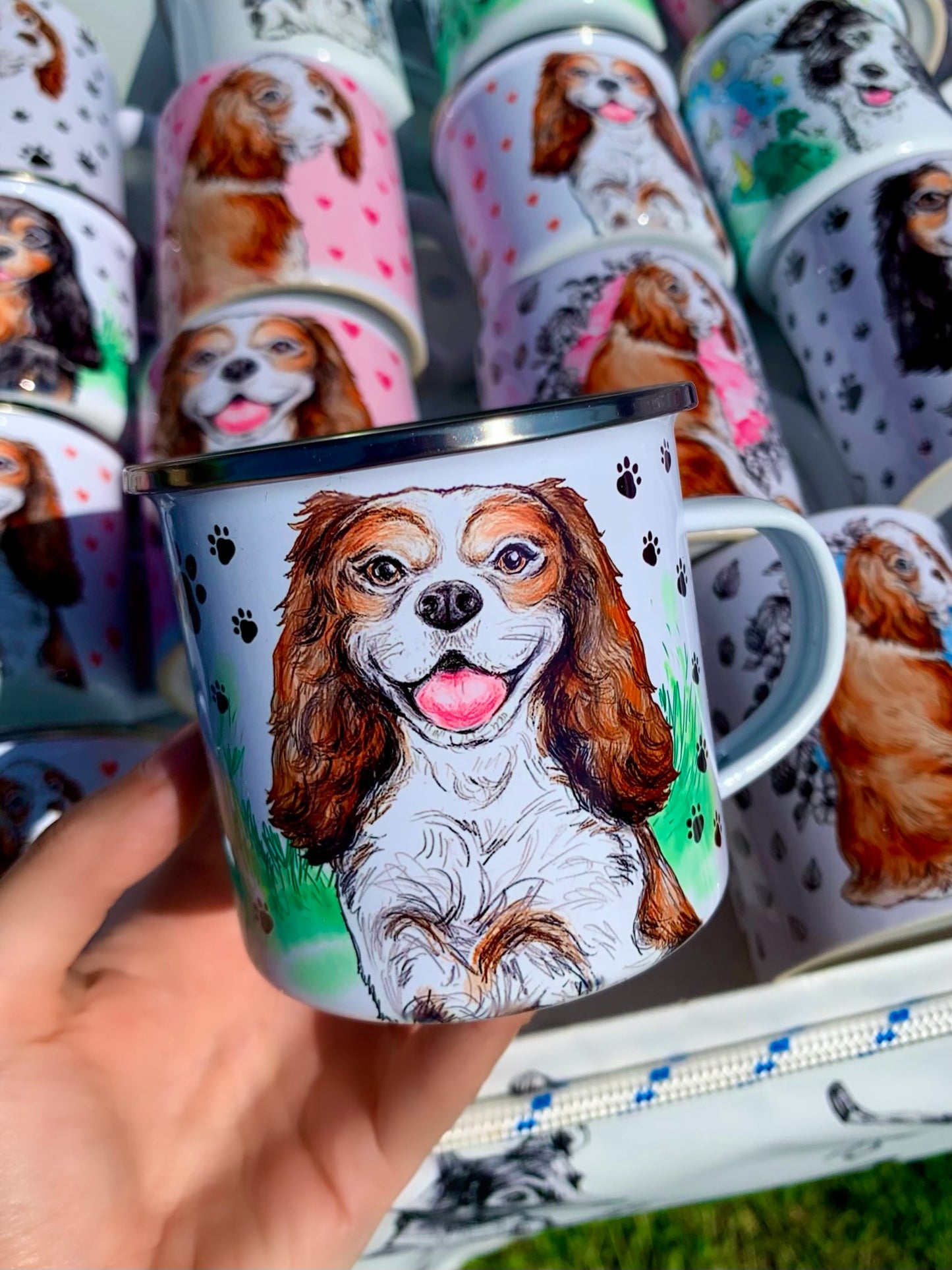 Kézzel festett Cavalier King Charles spániel fém bögre zöld füves háttérrel, mancs mintákkal