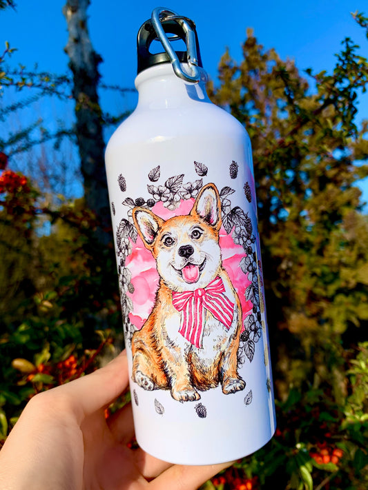Fém kulacs kézzel rajzolt, akvarellfestett világosbarna-fehér Corgi kutyával, rózsaszín virágokkal és apró gyümölcsös háttérmintával, fehér alapon.