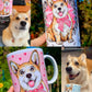Corgi kutyás ajándékkollekció – kézzel festett mintás bögrék, kulacs és vászontáska világosbarna-fehér kutyákkal, szív mintákkal, fehér háttérrel.