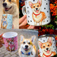 Egyedi Corgi kutyás fém bögre a Juci Pusztai Design műhelyéből – kézzel rajzolt illusztrációval, apró szív és mancs motívumokkal. Az akvarell árnyalatok kiemelik a Corgi kutya bájos tekintetét és mosolygós karakterét, így a bögre igazi kutyás műalkotás.