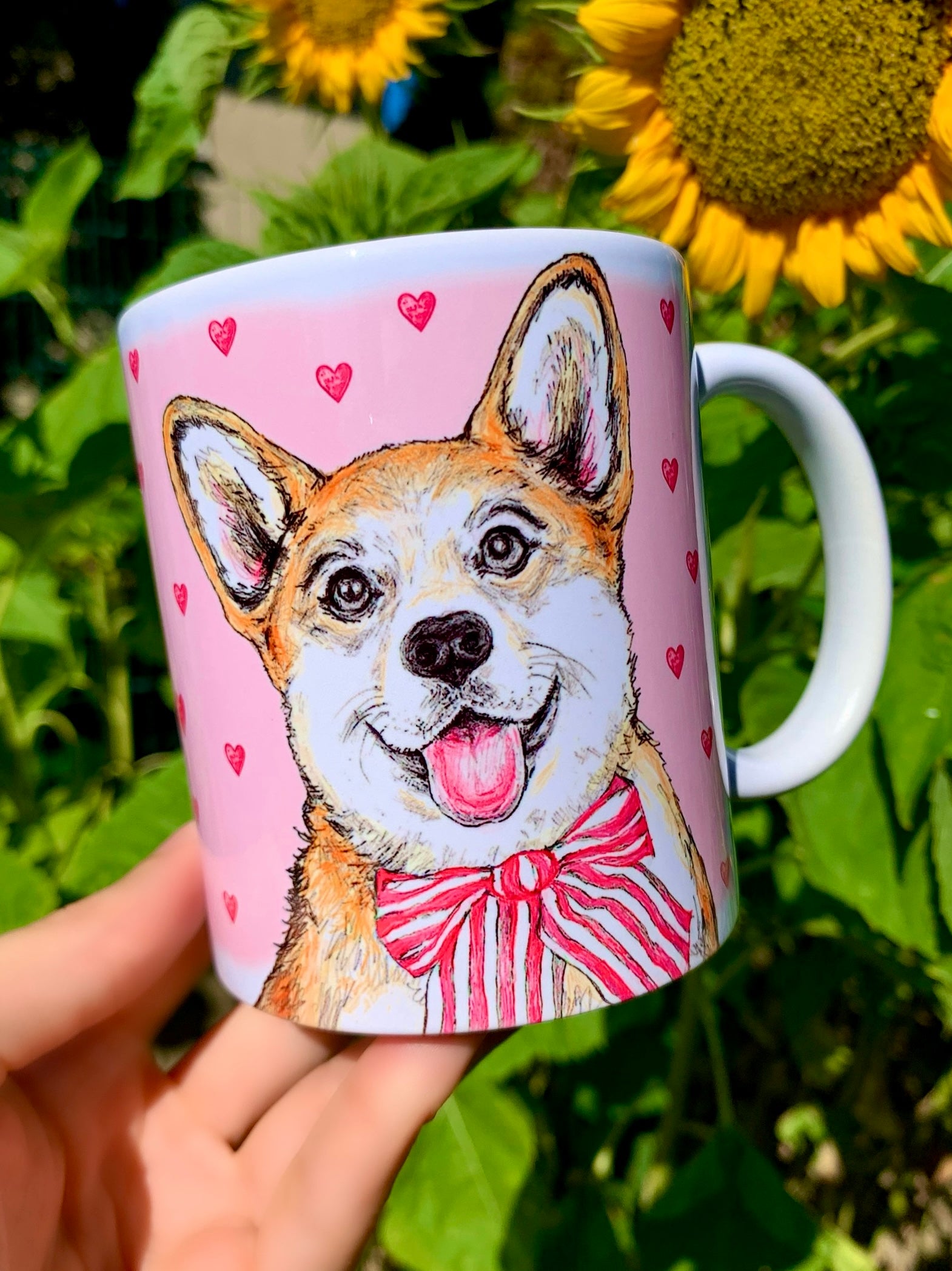 Kerámia bögre kézzel festett Corgi kutya mintákkal és rózsaszín szív mintával, részletgazdag kutyás grafika, Prámium kutyás ajándék