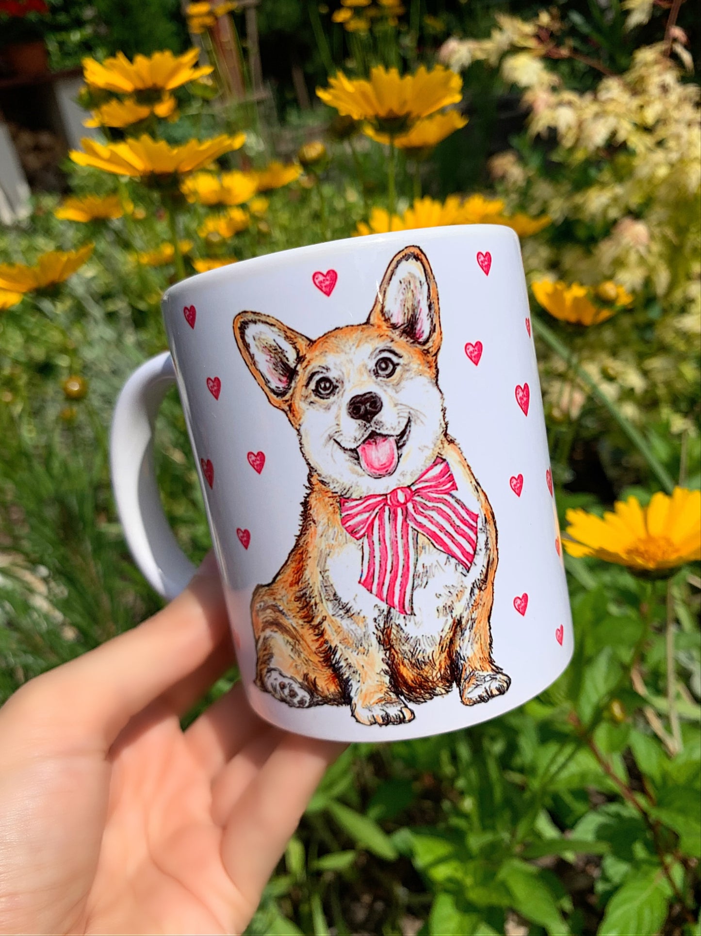 Corgi kutya bögre - 2 féle Corgi kutya és rózsaszín szív mintákkal - fehér háttérrel