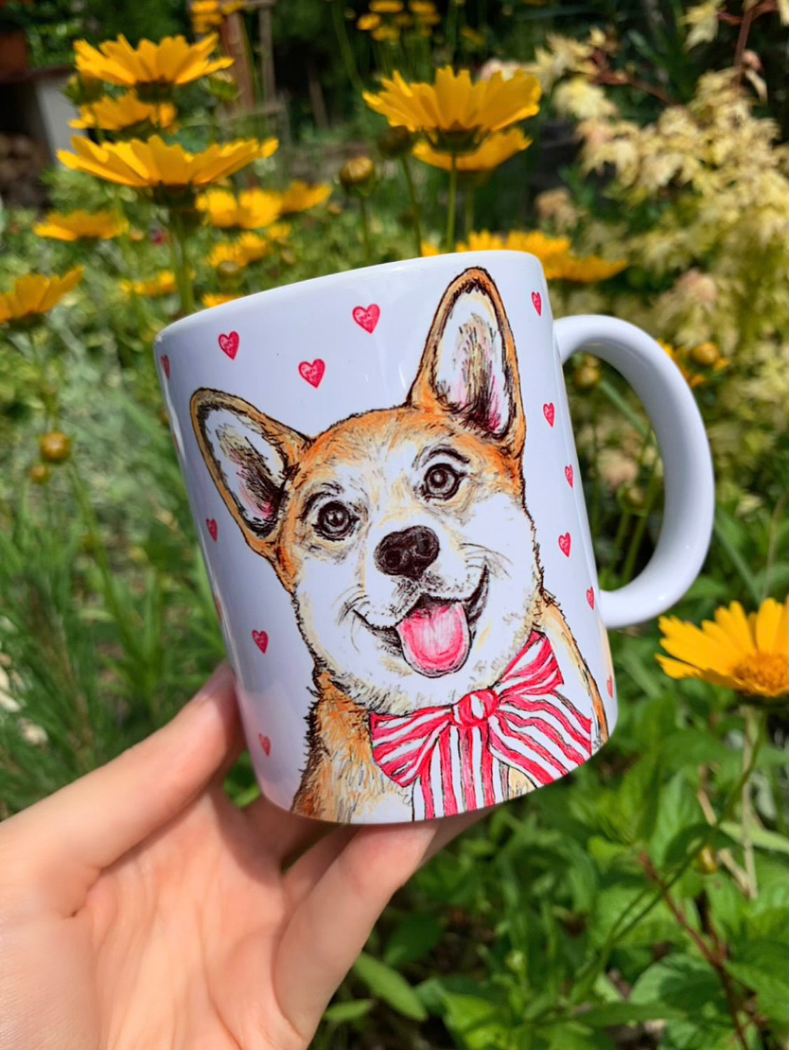 Corgi kutya bögre - 2 féle Corgi kutya és rózsaszín szív mintákkal - fehér háttérrel