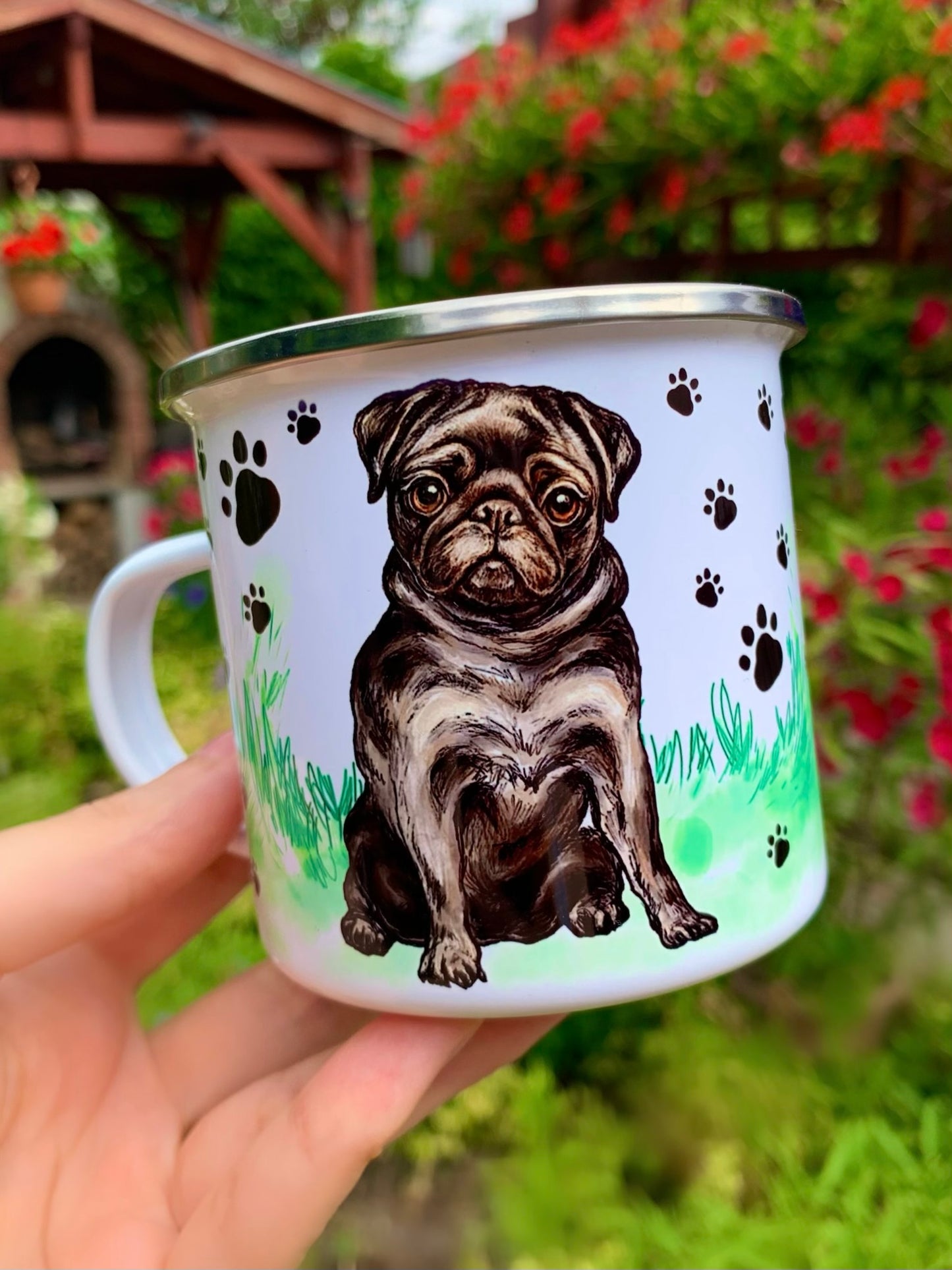 Mopsz kutyás fém bögre – Kézzel festett Fekete Mopszos és mancsos mintával