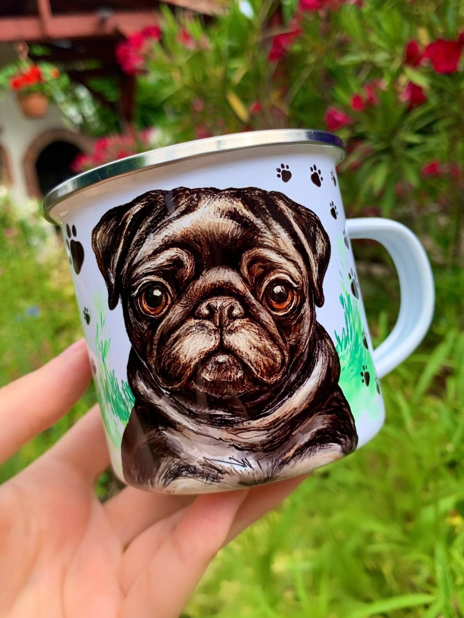 Fekete mopsz mintás fém bögre – kézzel festett illusztráció mancsos és füves háttérrel