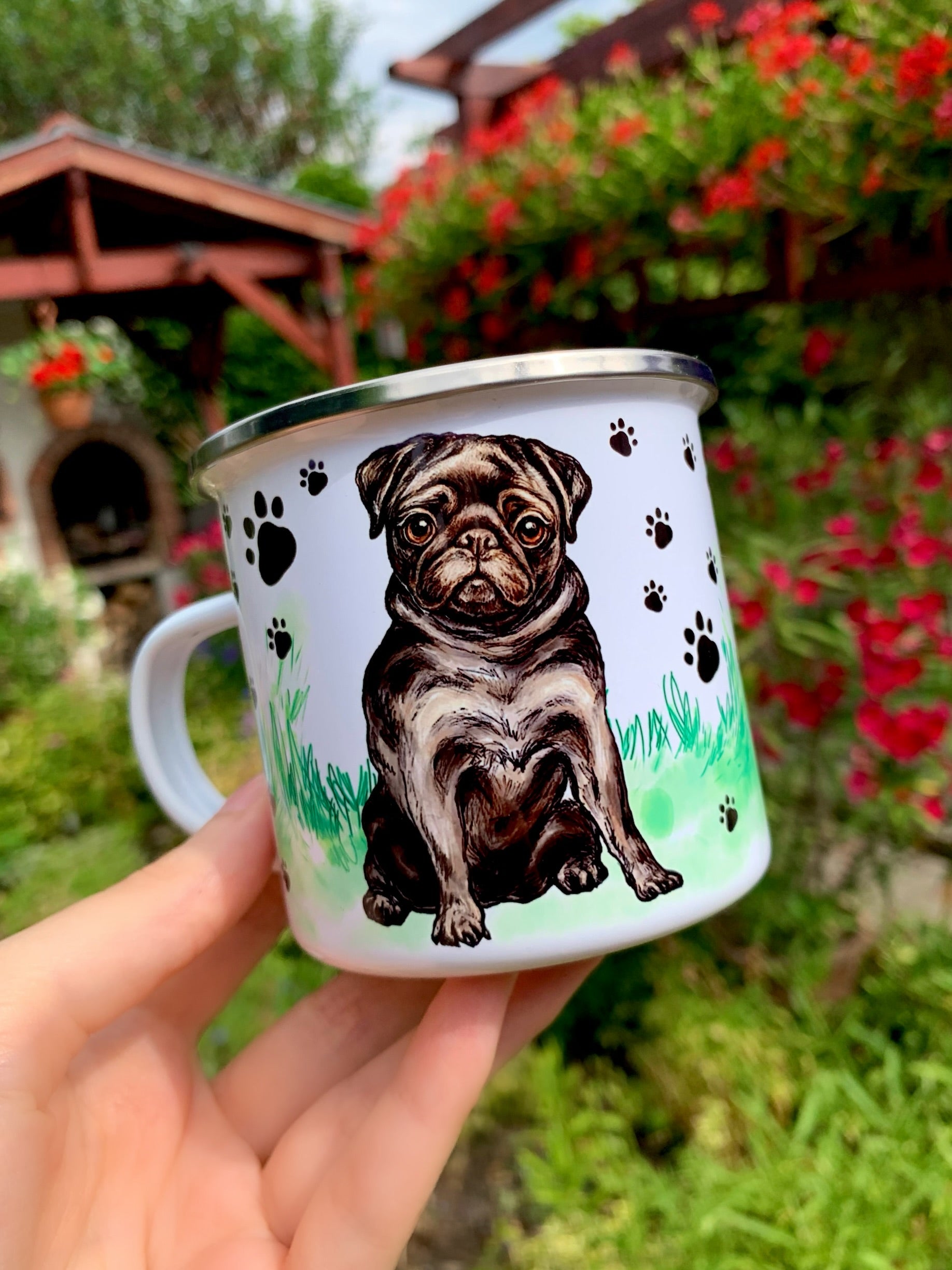 Sötét színű mopsz illusztrációval díszített fém bögre mancs mintás háttérrel