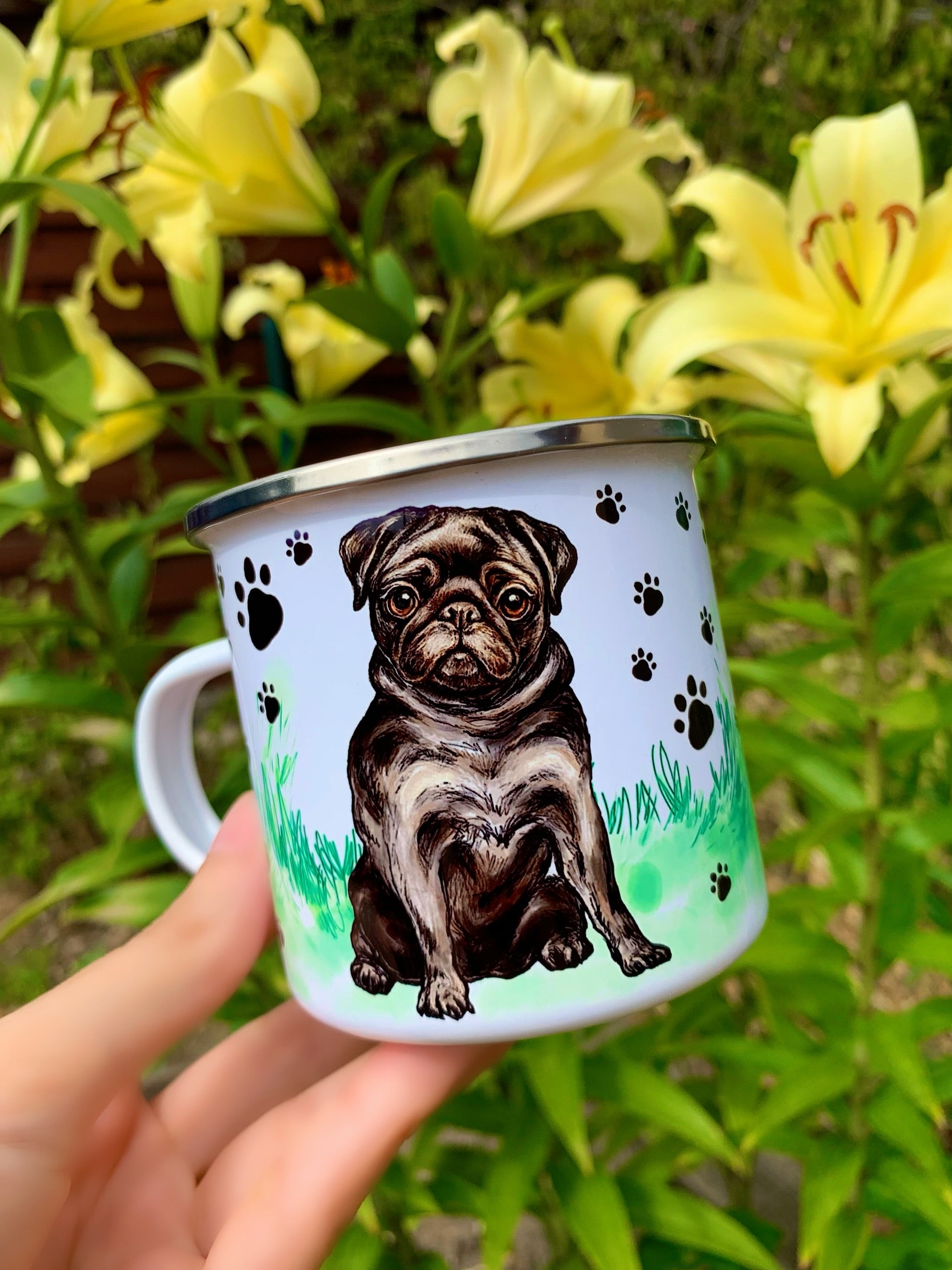 Mopsz ajándéktárgy fekete kutya grafikával és zöld füves háttérrel