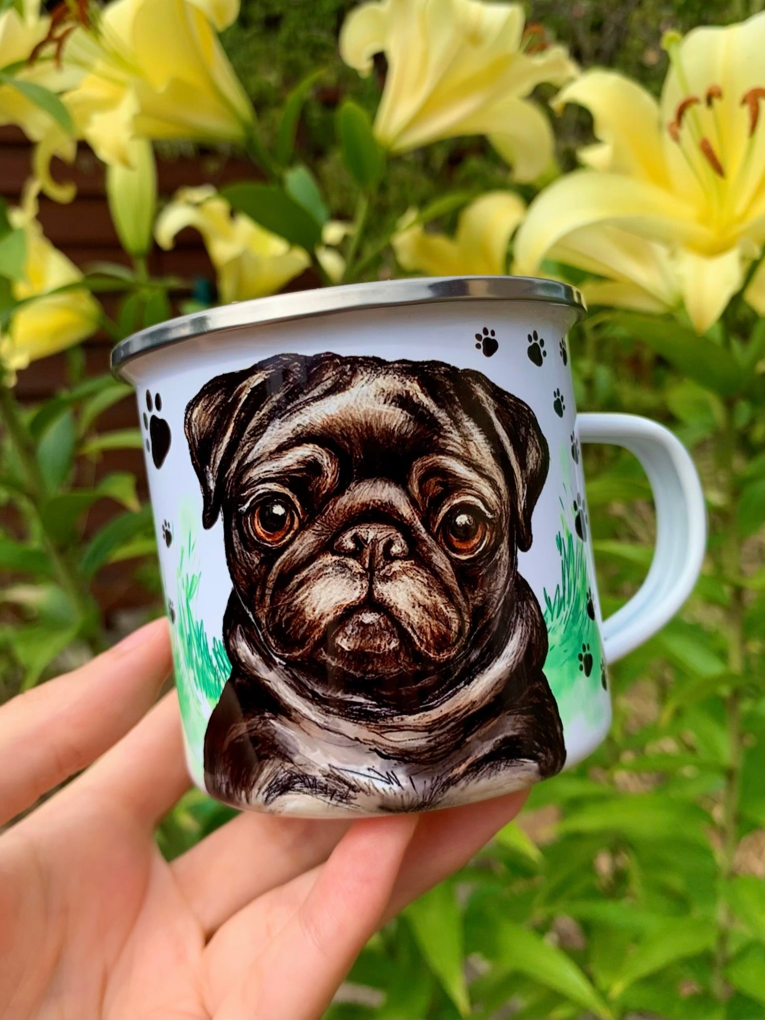 Fekete mopsz ülő testtartásban – fém bögre különleges kutyás grafikával