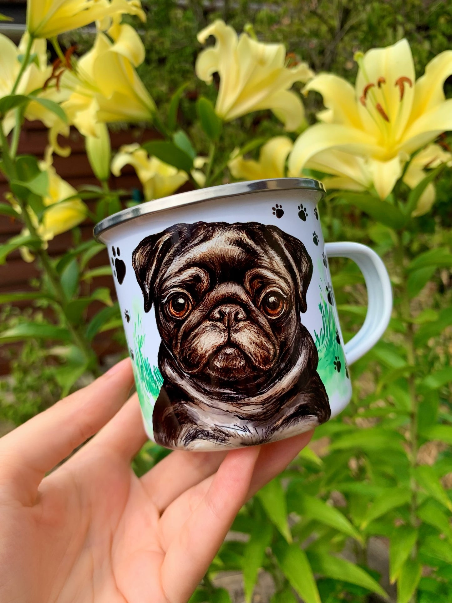 Mopsz kutyás fém bögre – Kézzel festett Fekete Mopszos és mancsos mintával