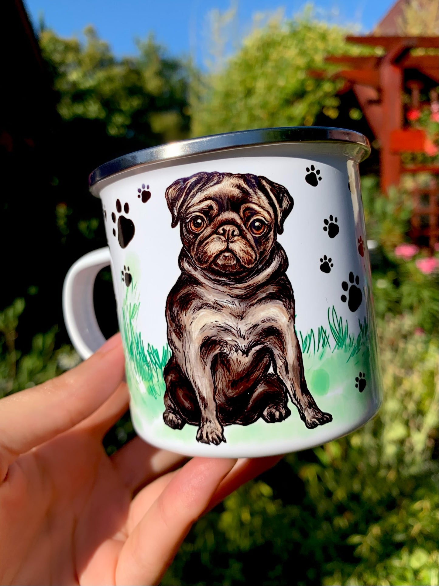 Kézzel rajzolt fekete mopsz kutya mintás fém bögre prémium minőségben