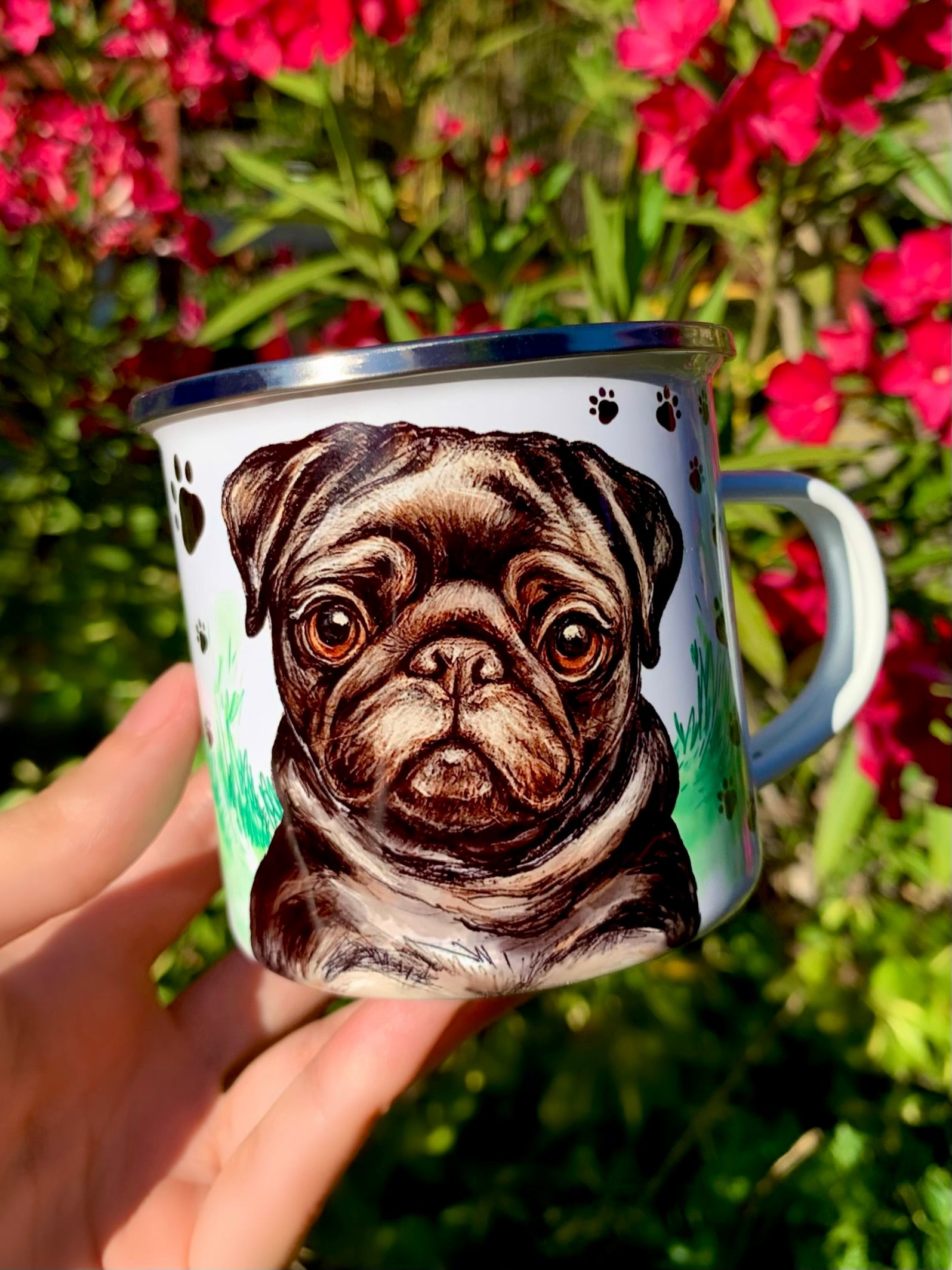 Prémium minőségű, kézzel festett mopsz kutyás fém bögre gazdiknak