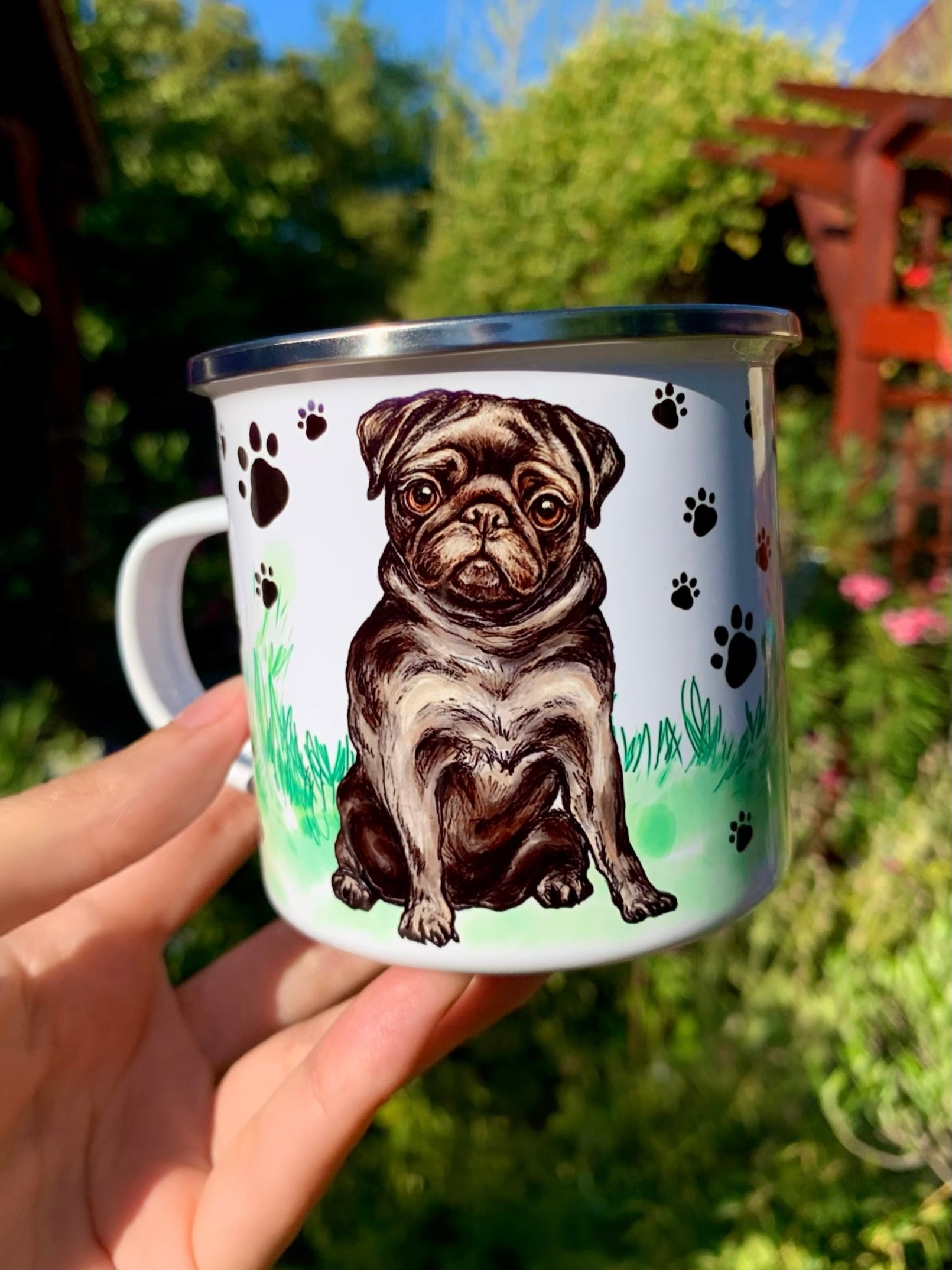 Mancsos mintás fém bögre fekete mopsz kutya illusztrációval díszítve