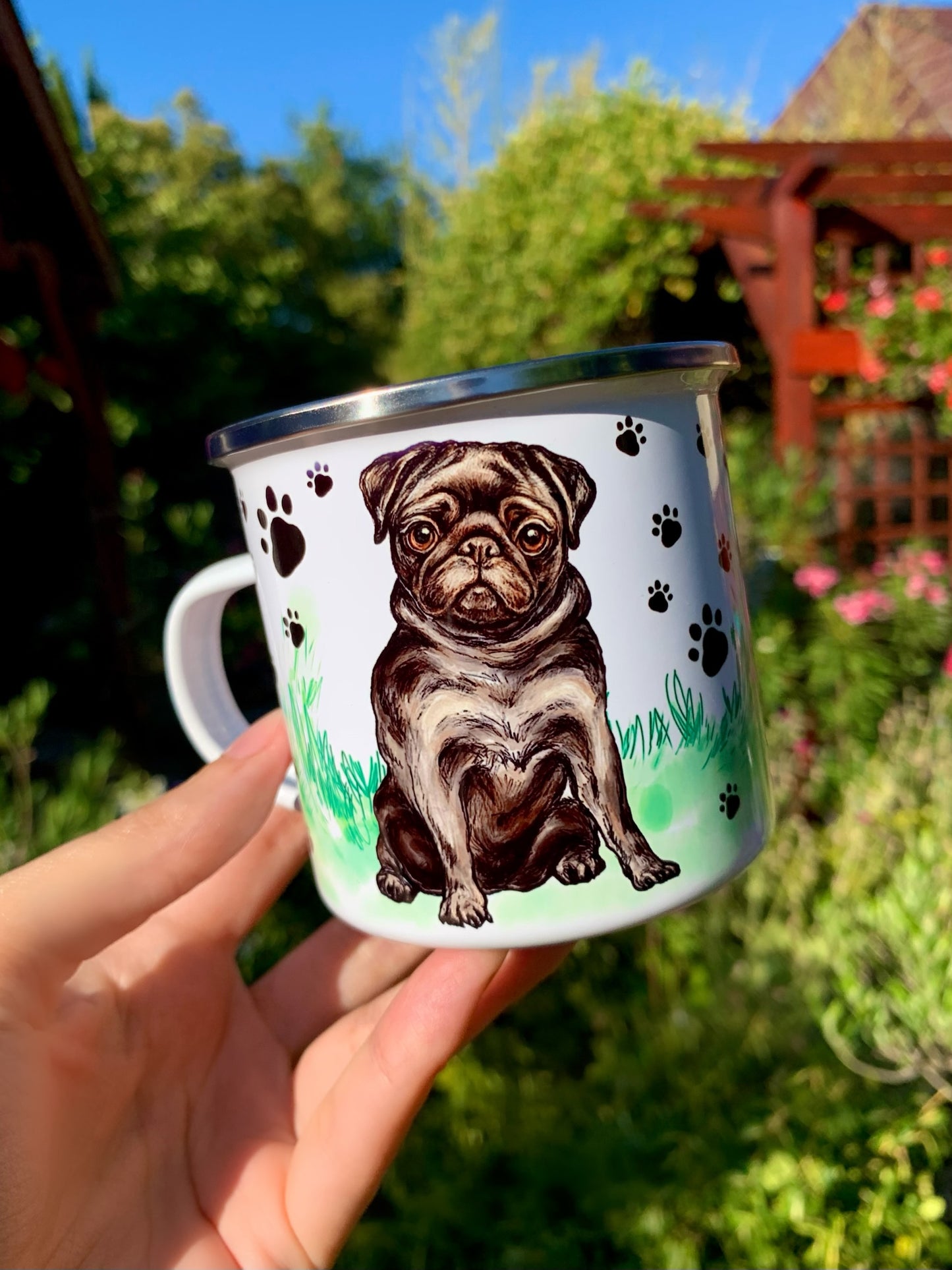 Mopsz kutyás fém bögre – Kézzel festett Fekete Mopszos és mancsos mintával