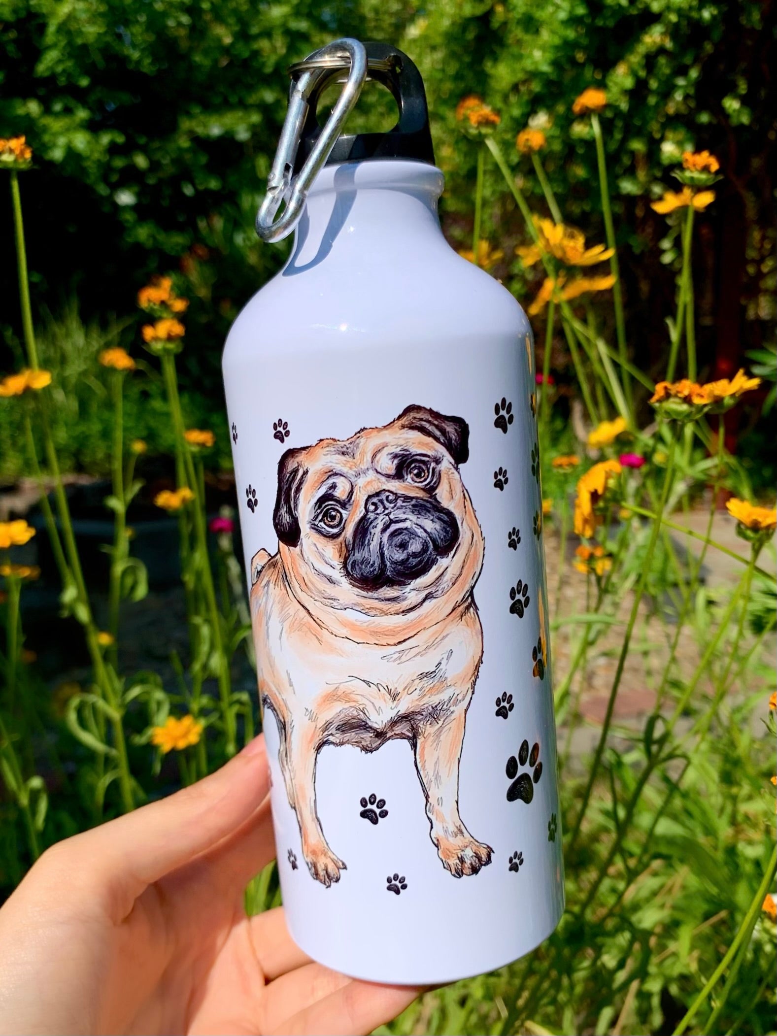 Kézzel festett kulacs álló világosbarna mopsz kutyával és fekete mancs mintákkal, Pusztai Judit iparművész kutyás mintájával