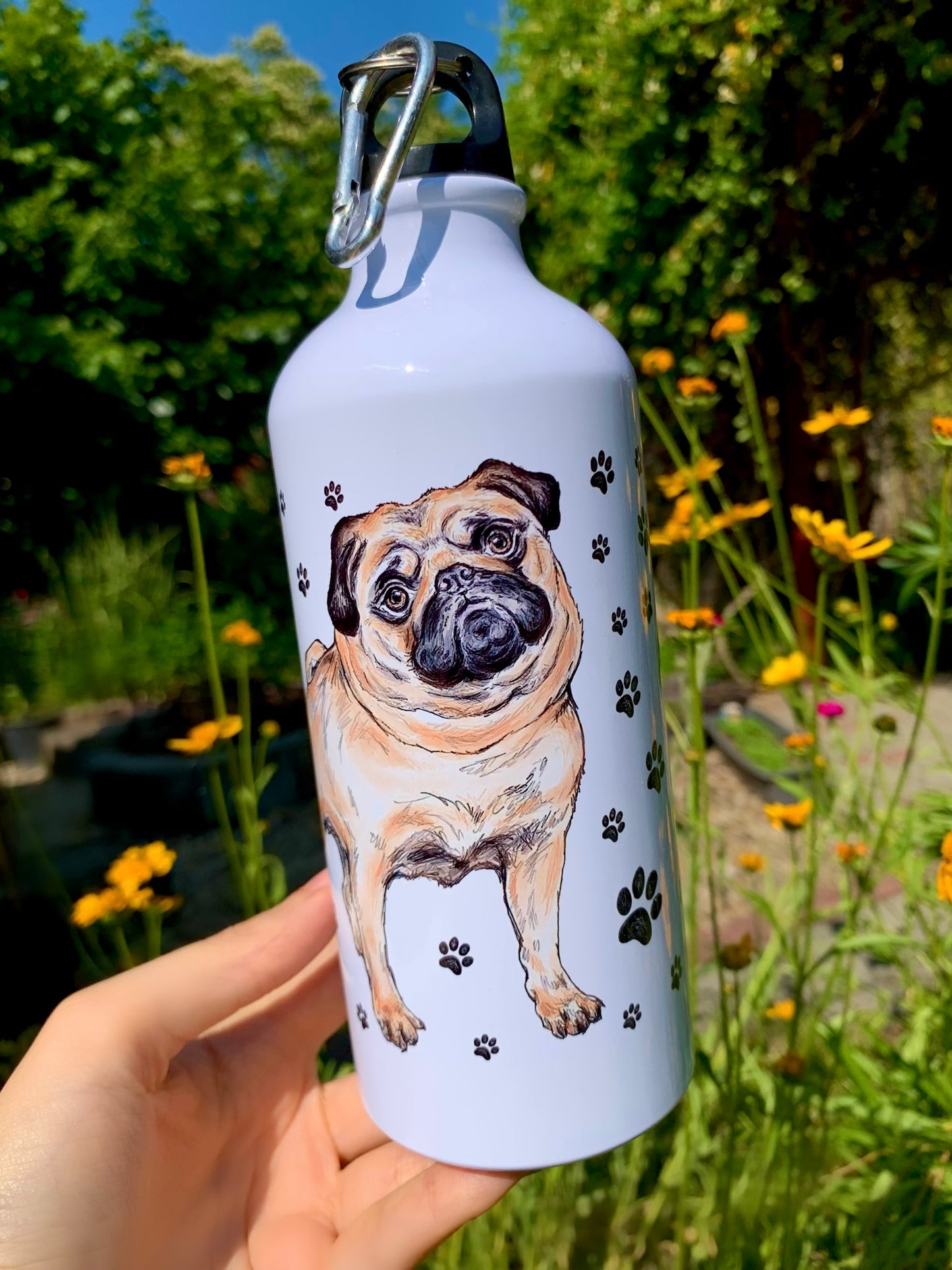 Egyedi kulacs világosbarna mopsz kutyás illusztrációval