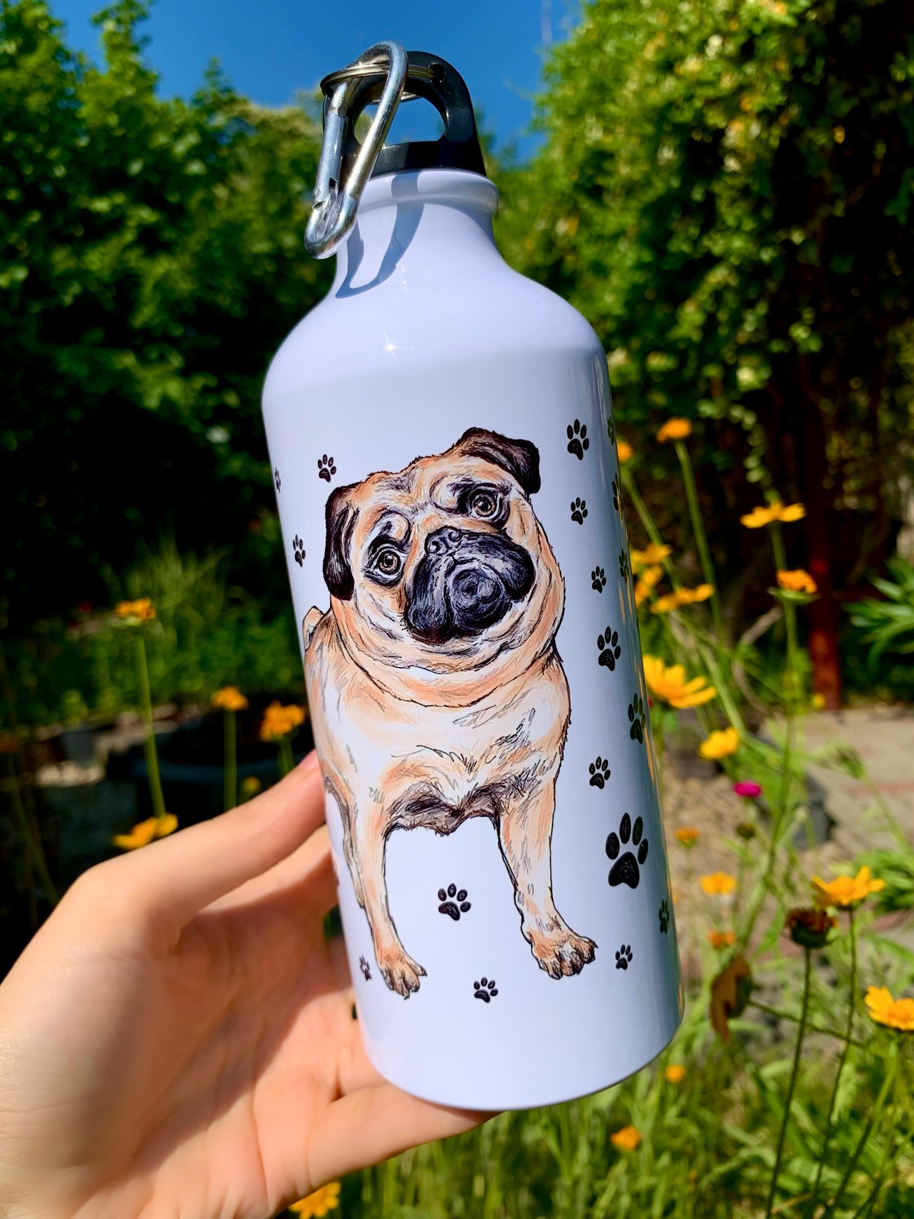 Álló mopsz kutyás kulacs – világosbarna színű kutyamintával