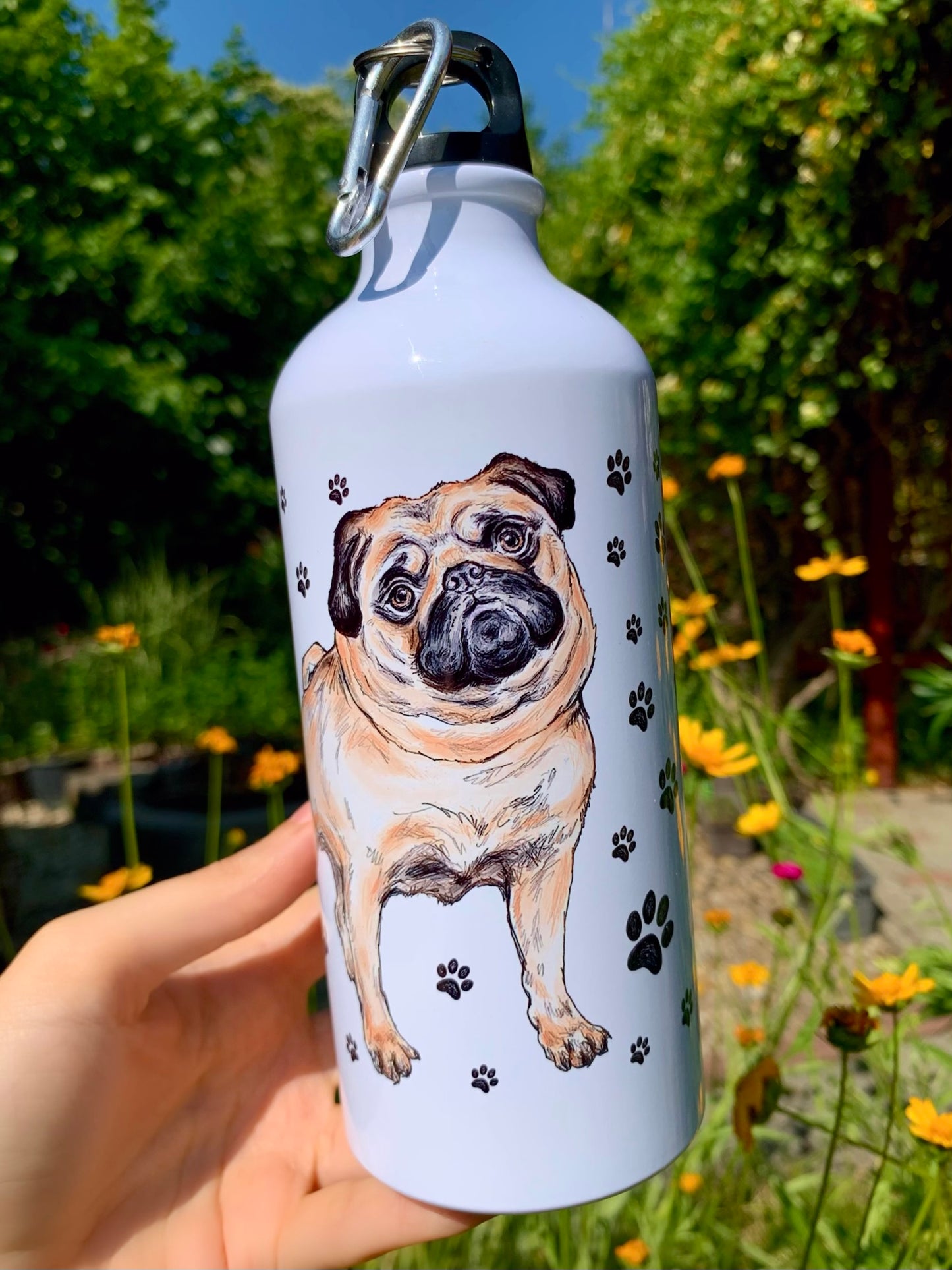 Kutyás kulacs mopsz mintával és fekete mancsos háttérrel