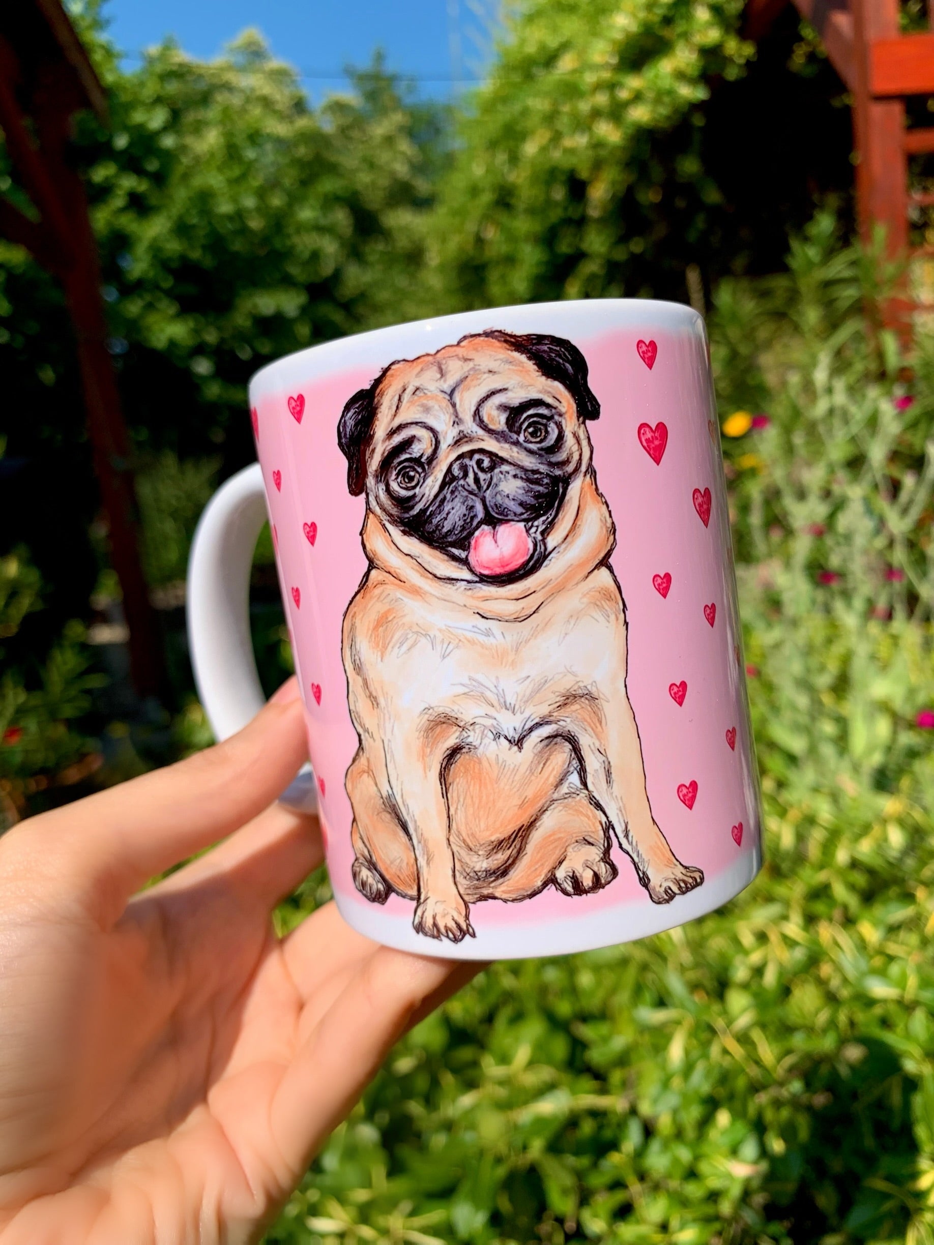 Szív mintás háttérrel készült, mopsz kutyás ajándék bögre oldalnézetből