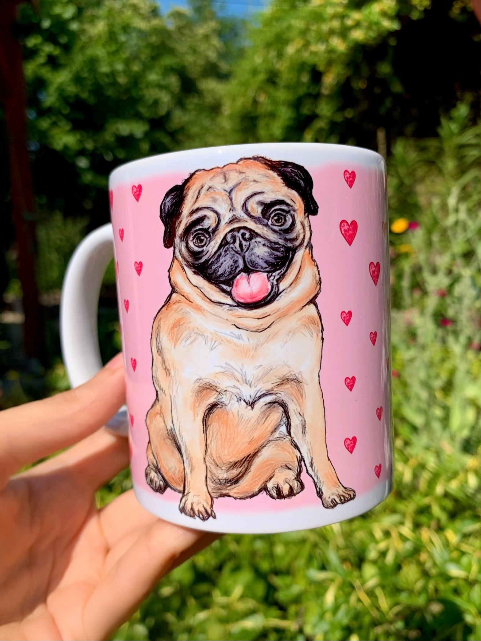 Ülő mopsz kutya grafikával díszített kerámia bögre – szív mintás design