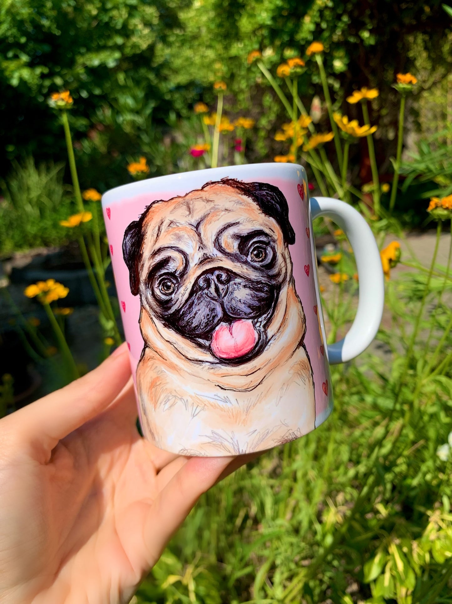 Kézzel festett, szerethető mopsz mintás kerámia bögre közelről