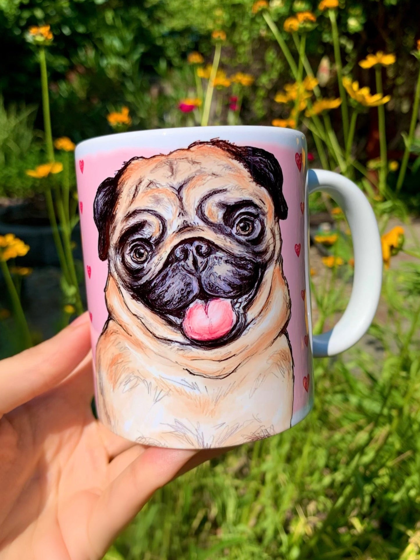 Klasszikus barna mopsz kutyás kerámia bögre rózsaszín szívecskékkel a háttérben