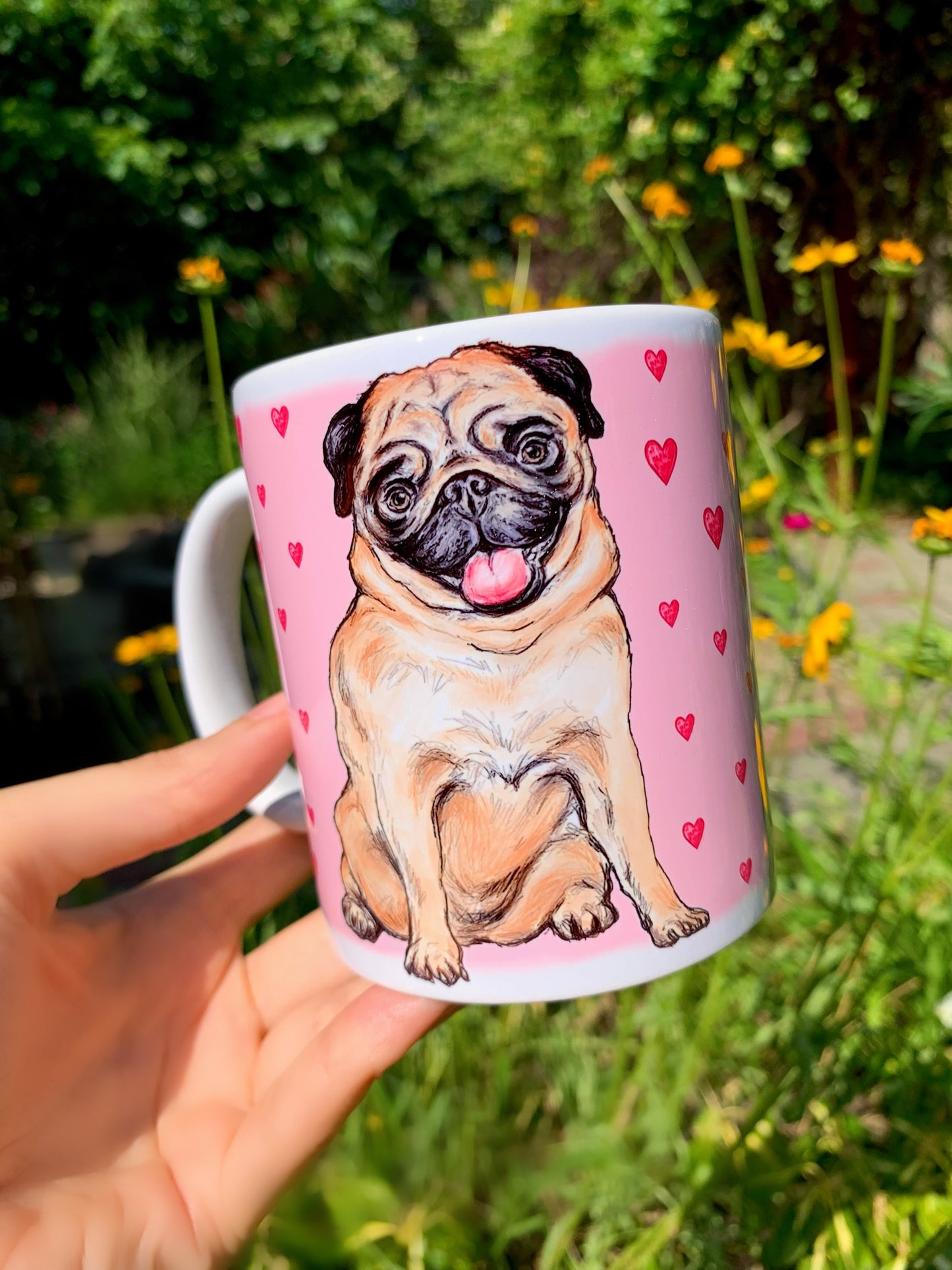 Zsemleszínű mopsz kutyás bögre romantikus, rózsaszín háttérrel