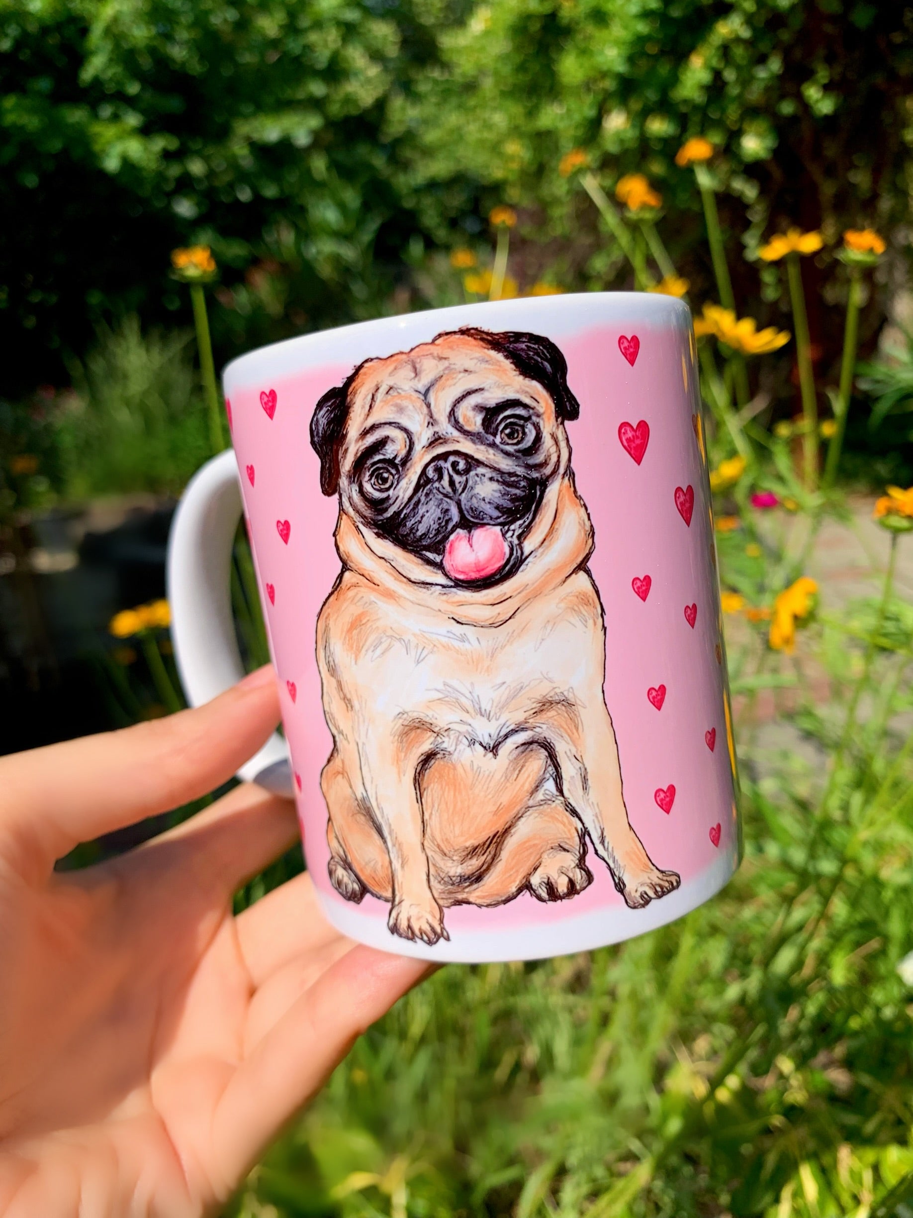 Zsemleszínű mopsz kutyás bögre romantikus, rózsaszín háttérrel