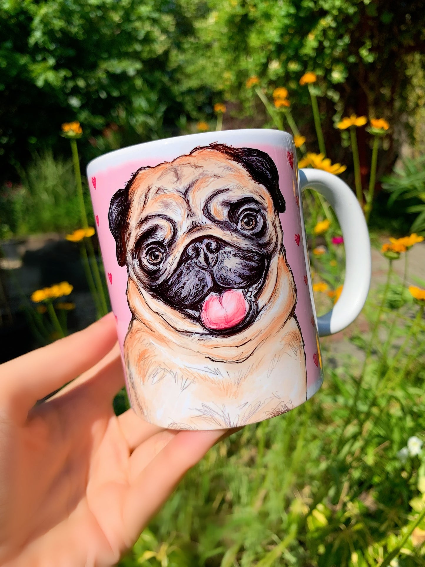 Mopszos Kerámia bögre – Kézzel festett barna Mopsz és rózsaszín szív mintákkal