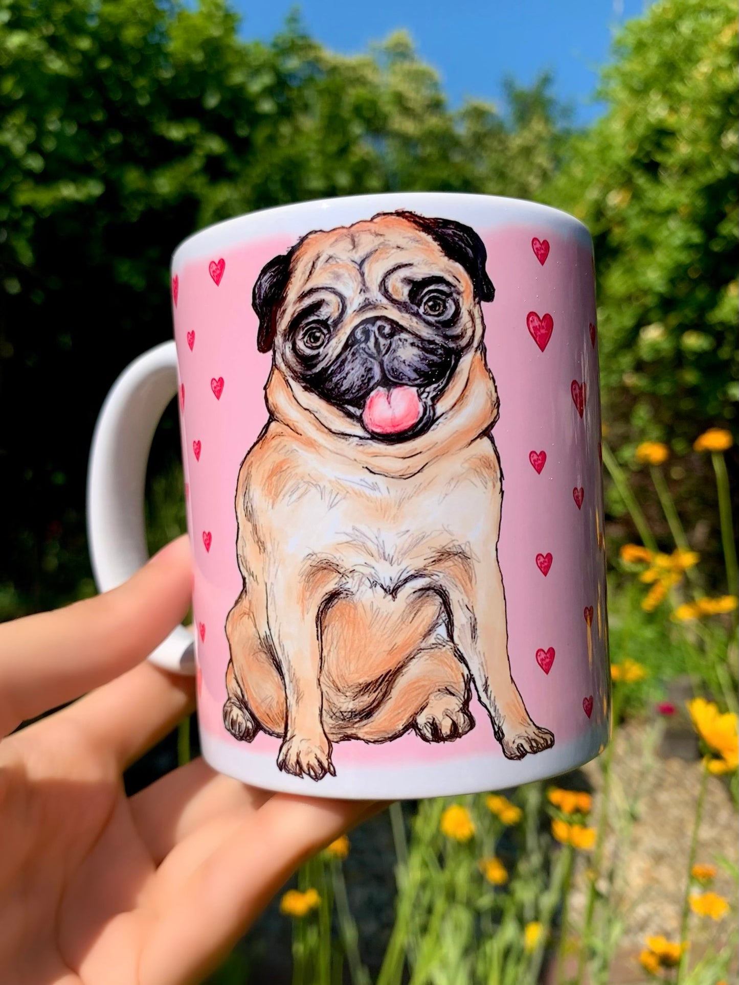 Romantikus stílusú kutyás bögre barna mopsz kutyával