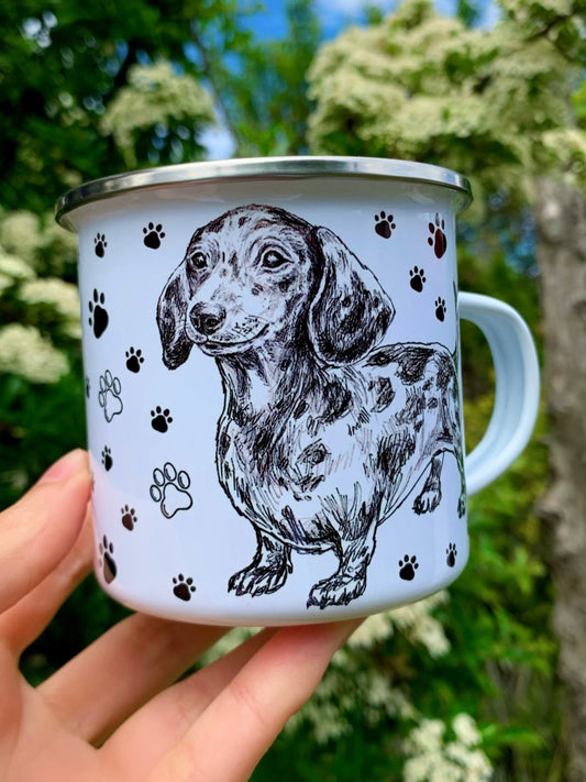 Fém bögre kézzel rajzolt grafit színű merle tacskó portréval és fekete mancsnyomokkal, elegáns, részletgazdag kutyás dizájnnal.