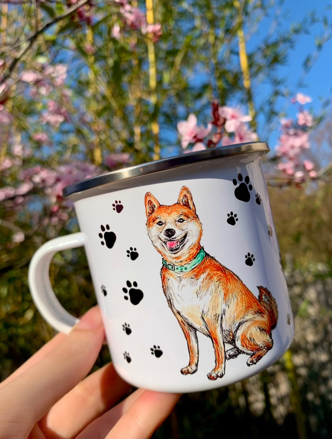 Shiba Inu bögre - Ülő Shiba Inu kutyussal és mancsokkal