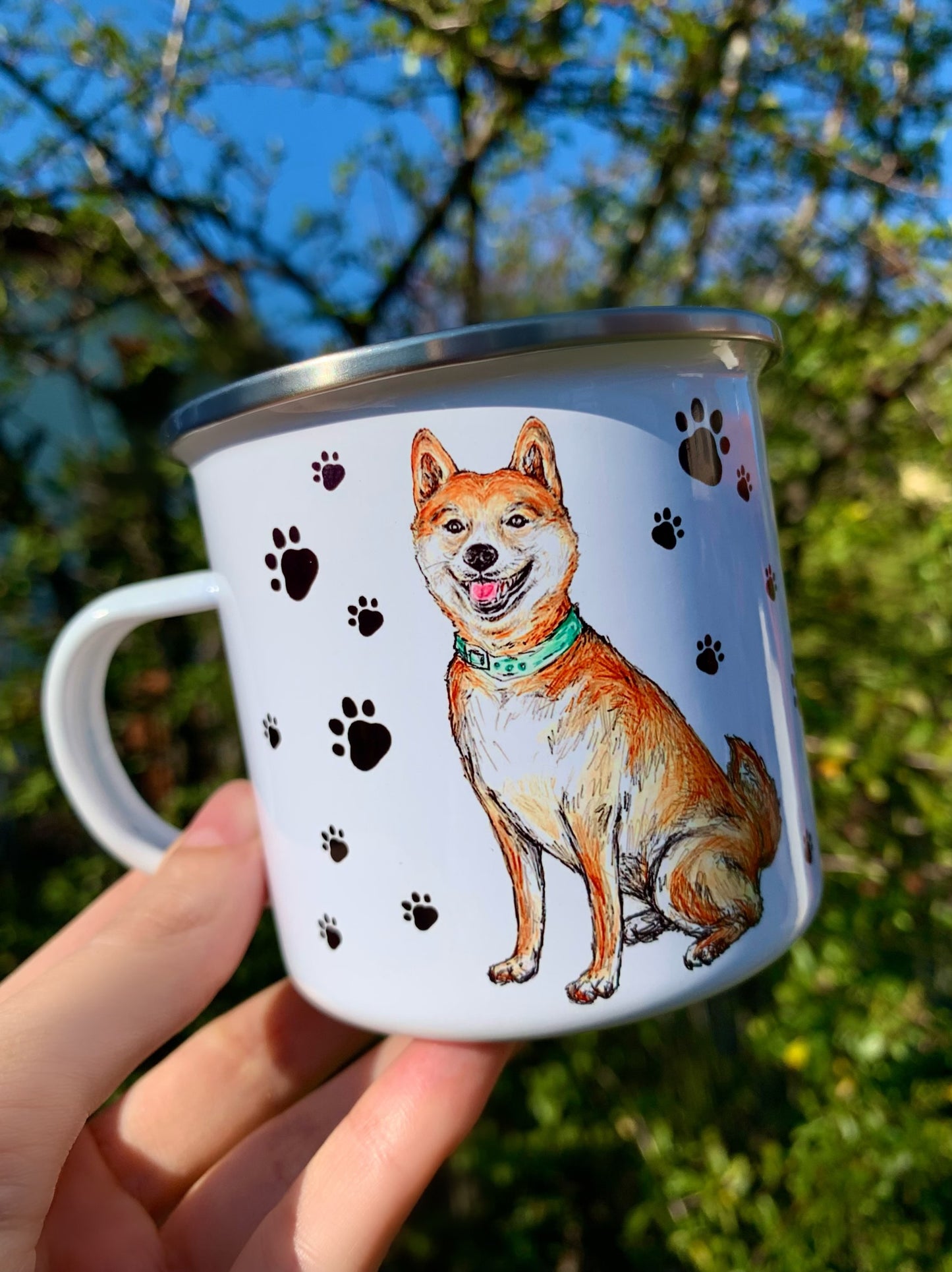 Shiba Inu bögre - Ülő Shiba Inu kutyussal és mancsokkal