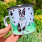 Egyedi Boston terrier minta fém bögrén, mancsnyomos háttérrel