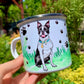 Boston terrier kutyás fém bögre kézzel rajzolt grafikával és zöld fű háttérrel
