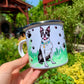 Barátságos Boston terrier kézzel festve, mancsos fém bögrén